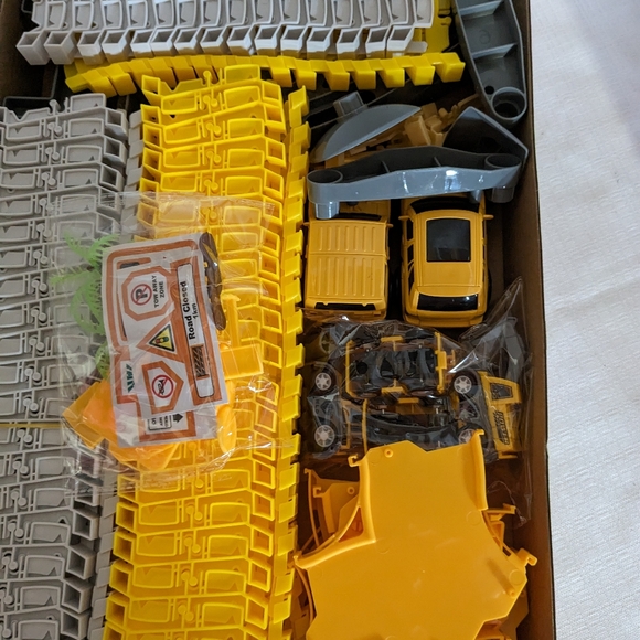 City construction playset 266 piece engineering track 6 vehicles accessories 3+ - Picture 7 of 7